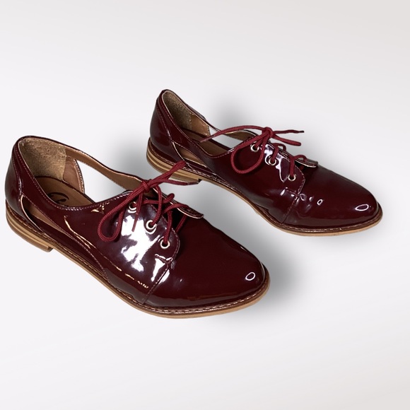 Bata Patent Leather Women’s Shoe Lace Up Loafers Gold Eye Wine Sz 36 Side Cutout - Picture 6 of 9